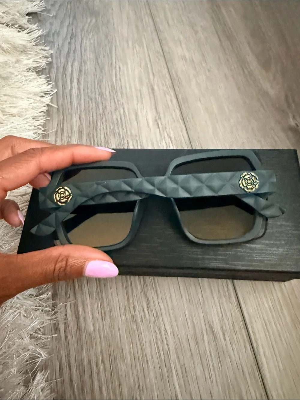 Chic Oversized Black Gradient Sunglasses with Gold Logo
